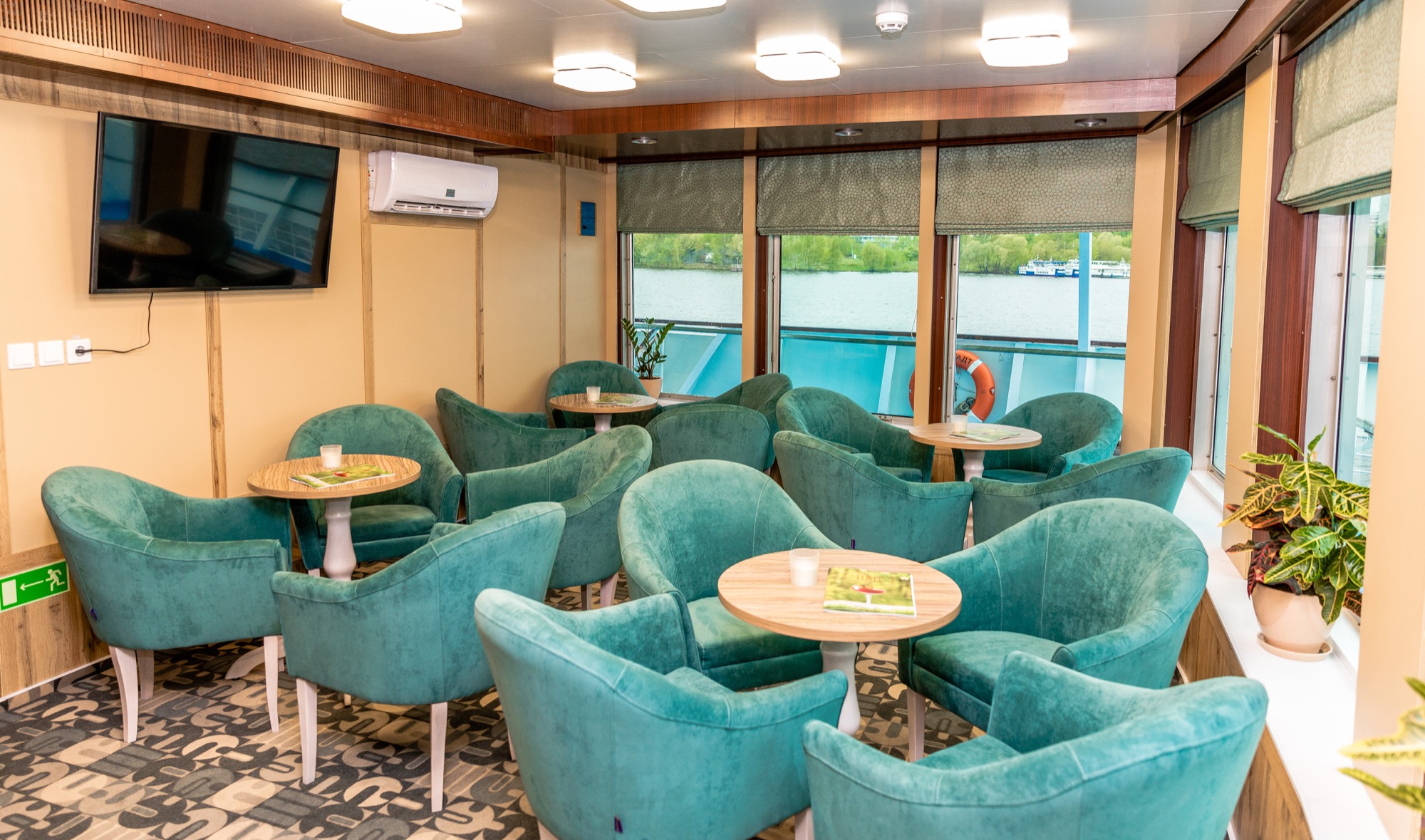 CroisiEurope MS Kronstadt Bar 1.jpg